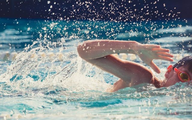 swimming-821622_1920