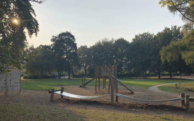 kgs_schulhof_sprungmatte